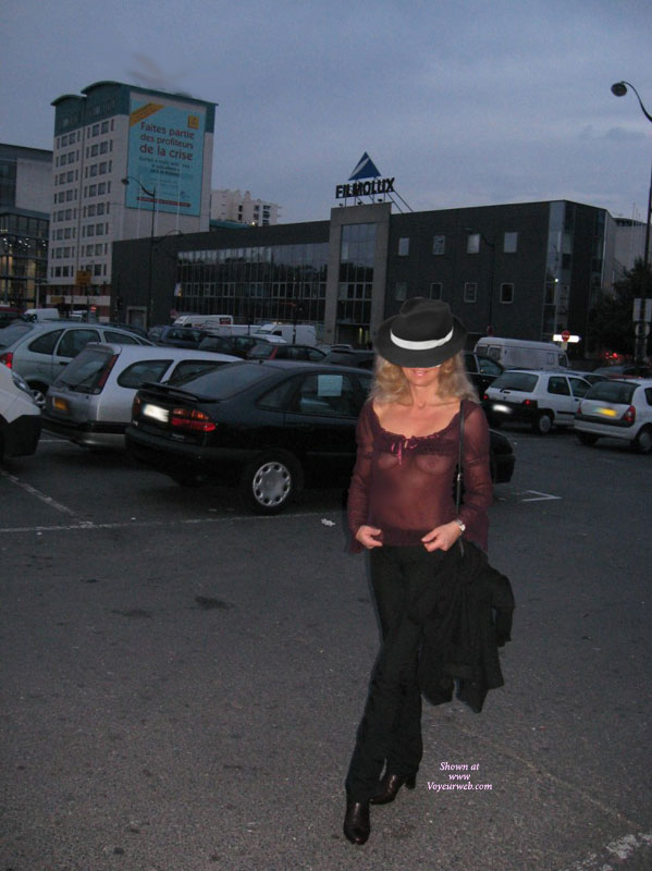 Pic #1 Tina Vor Dem Moulin Rouge