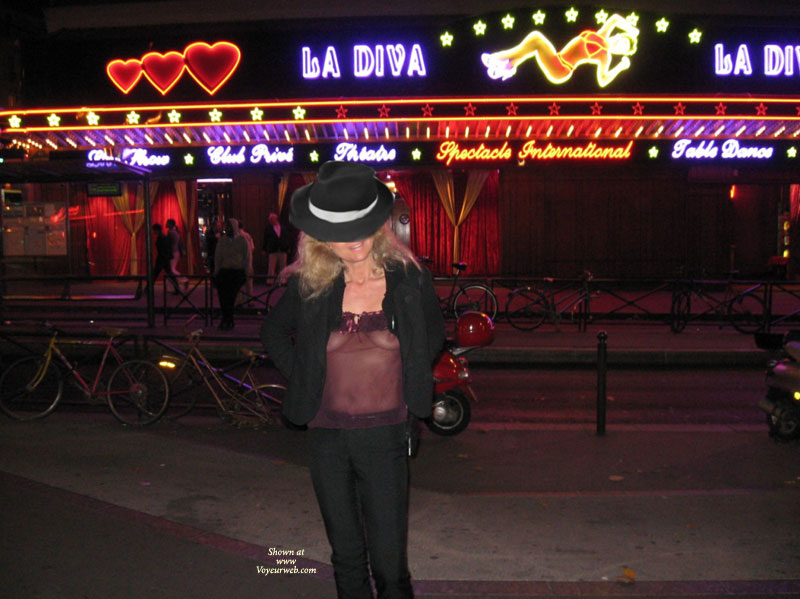 Pic #1 Tina Vor Dem Moulin Rouge, Teil 2