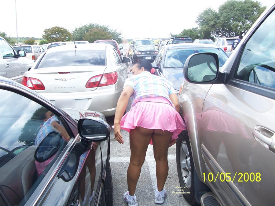 Pic #1 Pantieless Amateur:&nbsp;Parkin Lot