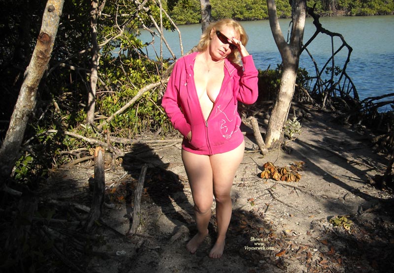 Pic #1 Topless Girlfriend:&nbsp;Jessica R On The Causeway