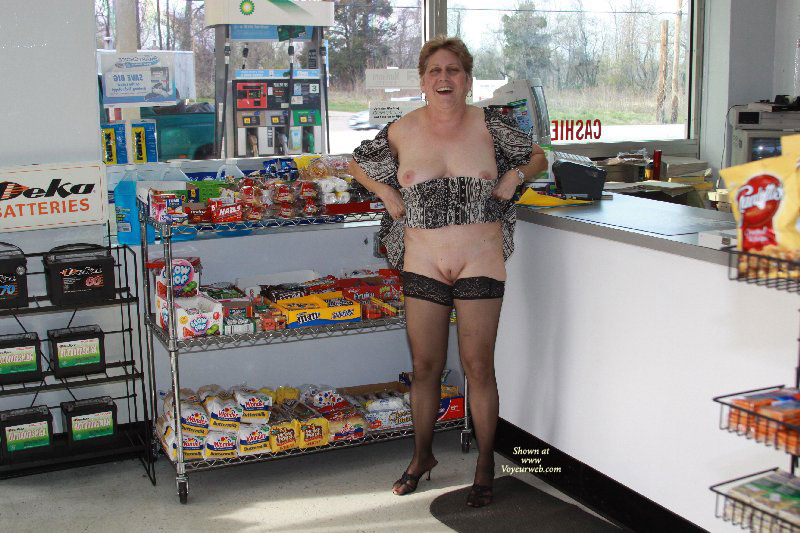 Pic #1 Topless Wife:&nbsp;Flashing At The Gas Station