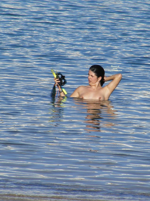 Pic #1 Beach Voyeur:&nbsp;Embarrassed Topless Girl To Come Out Of The Sea