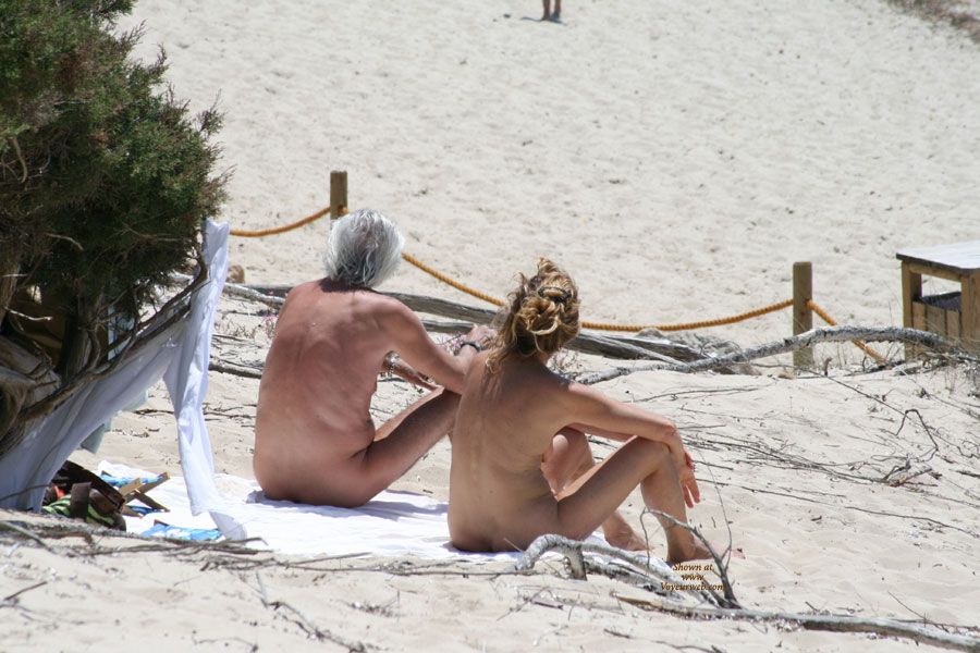 Pic #1 Beach Voyeur:&nbsp;Exhibitionist Couple