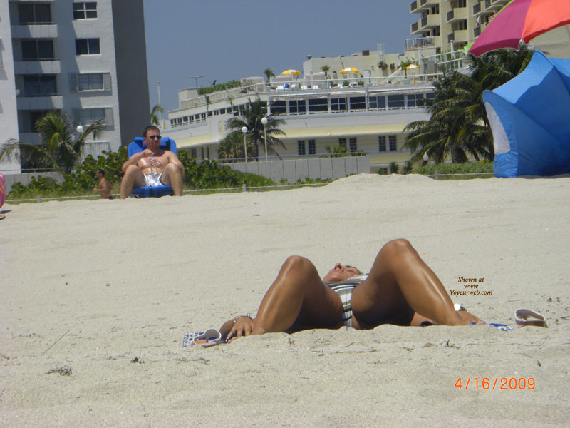 Pic #1 Beach Voyeur:&nbsp;Beach Crotch Shots