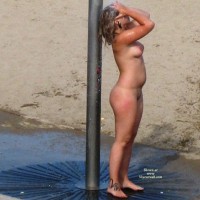 Beach Voyeur:&nbsp;Nude Blonde Showering