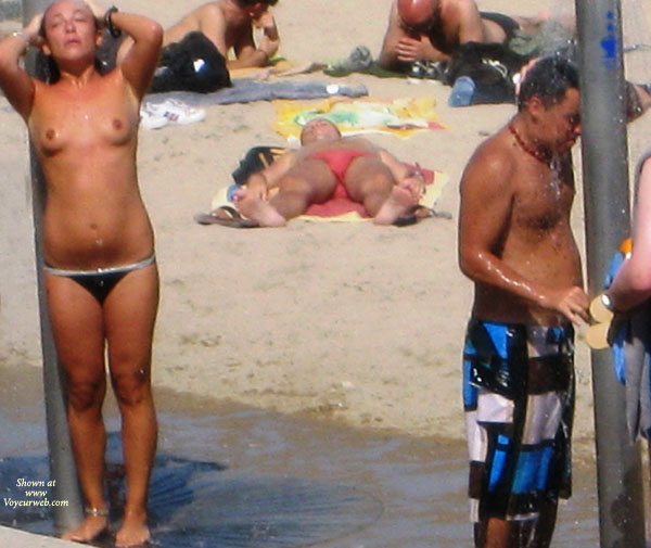 Pic #1 Beach Voyeur:&nbsp;Beach Shower