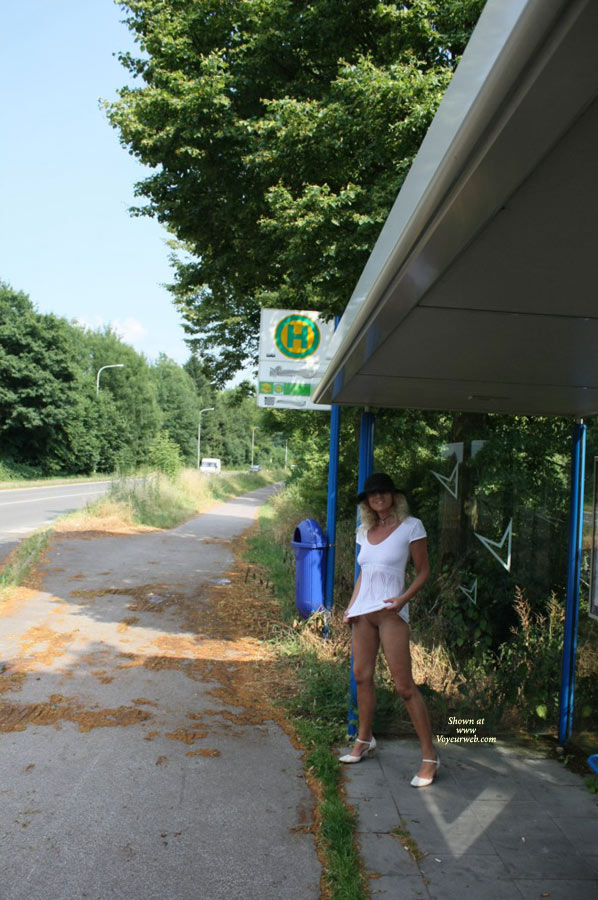 Pic #1 Nude Girlfriend on heels:&nbsp;Tina At The Bus Stop