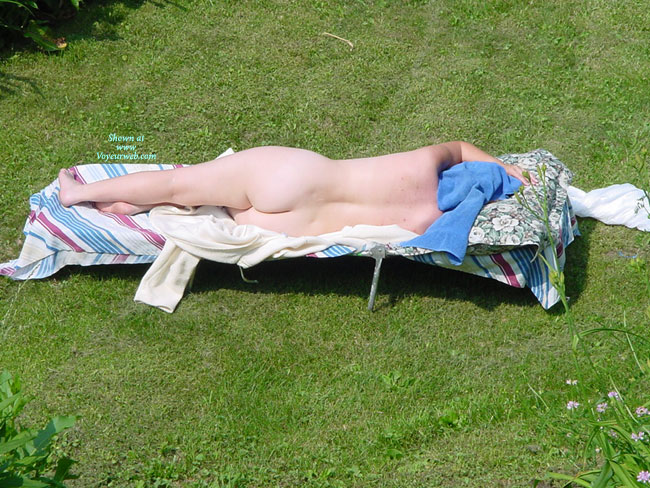 Pic #1 Nude Wife:&nbsp;*SP Hot Wife In Backyard