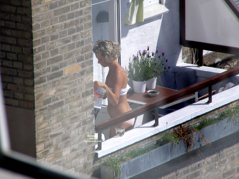 Pic #1 Street Voyeur:&nbsp;Girl On The Porch