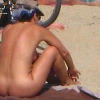 Beach Voyeur:&nbsp;Beach Voyeur: Sitting Beauty