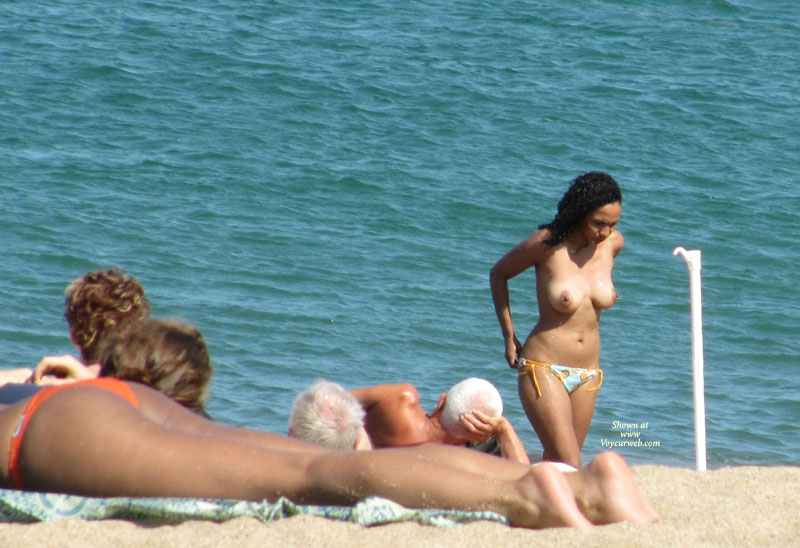 Pic #1 Beach Voyeur:&nbsp;Beach Voyeur: Brown Topless Girl