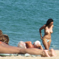 Beach Voyeur:&nbsp;Beach Voyeur: Brown Topless Girl