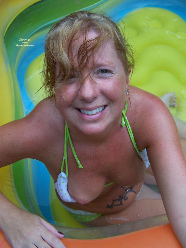 Pic #1 Topless Wife:&nbsp;Mid Atlantic Wife Playing In Baby Pool