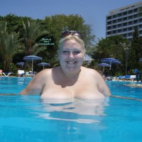 Topless Wife:&nbsp;Anna At The Pool