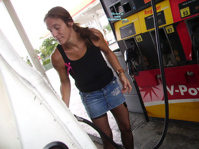 Pic #1 Pantieless Girlfriend:&nbsp;Stopped For Some Gas