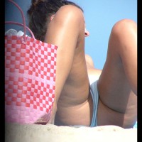 Beach Voyeur:&nbsp;Nice Brunette With Music ....2