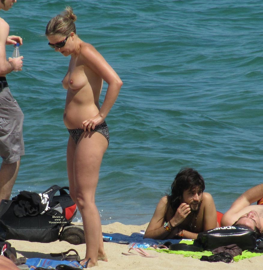 Pic #1 Beach Voyeur:&nbsp;Beach Voyeur: Stripping Before Plunging