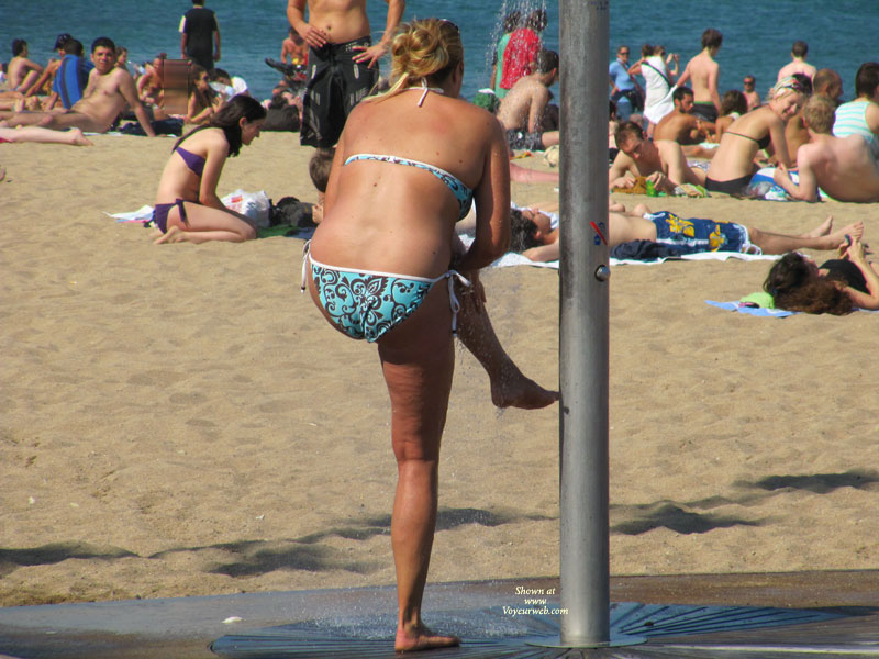 Pic #1 Beach Voyeur:&nbsp;Strong Blonde Showerings