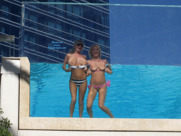 Pic #1 Flashing In Las Vegas