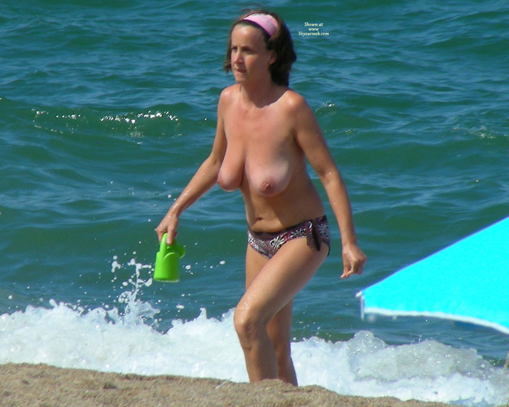 Pic #1 Beach Voyeur: Big Natural Breast At Spain Beach