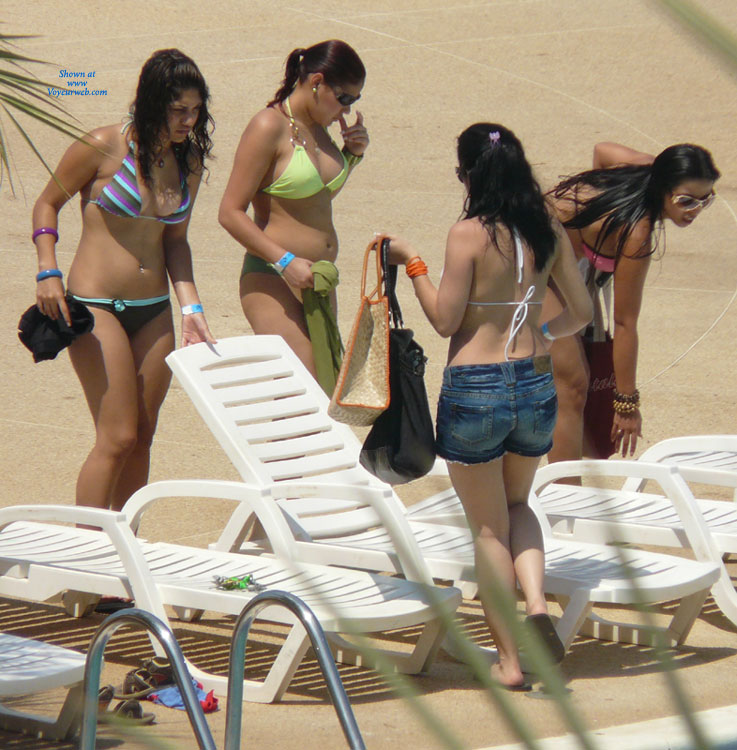 Pic #1 Amigas En La Piscina