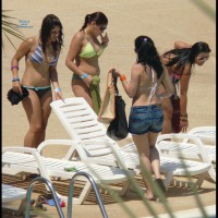 Amigas En La Piscina