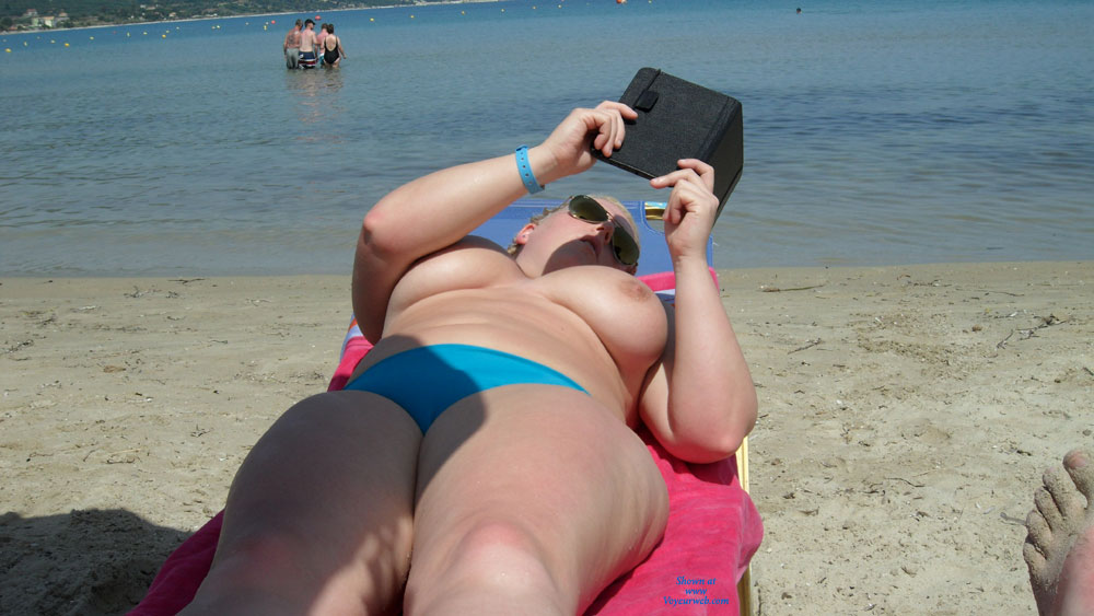 Pic #1 Beach Voyeur:&nbsp;Blonde On The Beach - Beach Voyeur