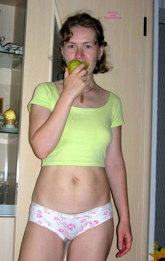 Pic #1 Topless Wife Julia's Little Green Apples And T-shirt - Topless Wives