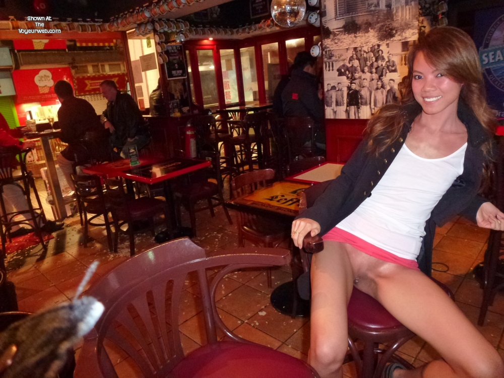 Pic #1 Flashing Pussy in Bars and Restaurants in Hong Kong 2