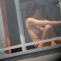 Tomando Sol en el Balcon - Voyeur