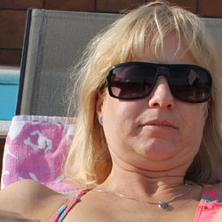 Susis Flashing By The Hotel Pool! - Blonde