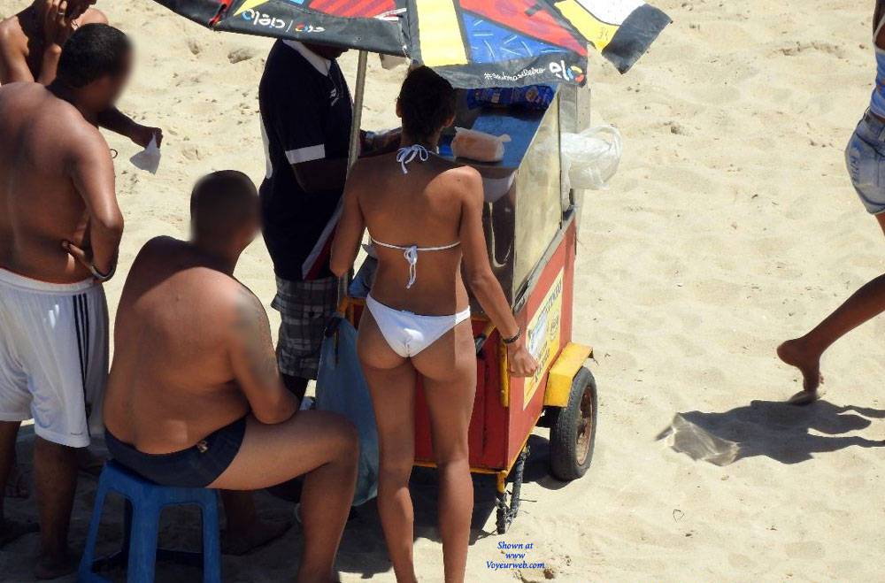 Pic #1 Hot Dog In Viagem Beach - Bikini Voyeur