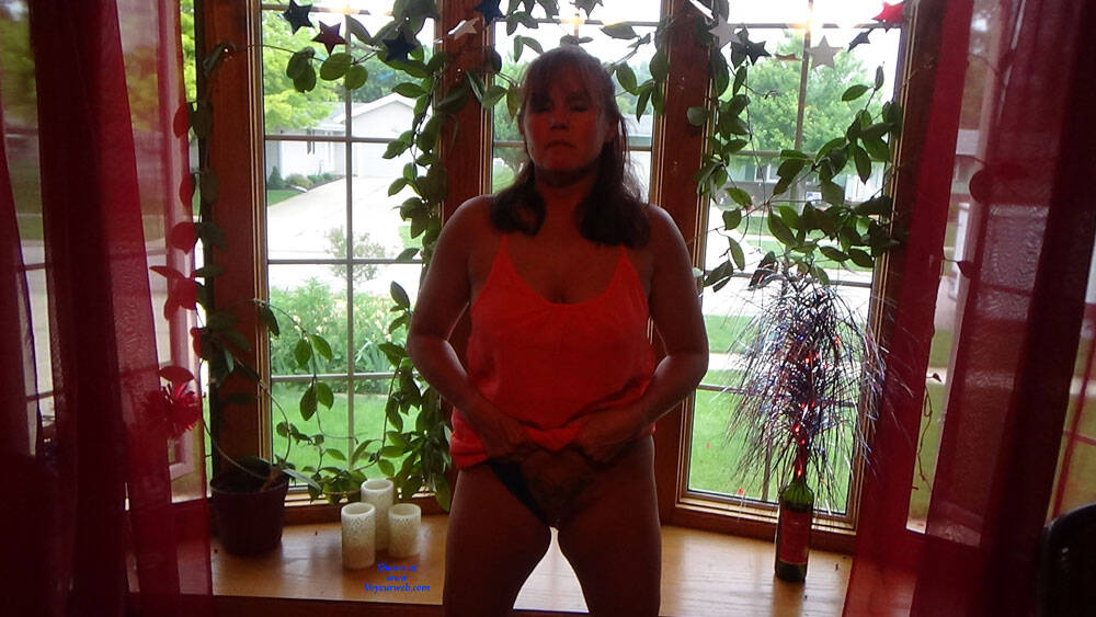 Pic #1 In The Front Window - Mature, Amateur