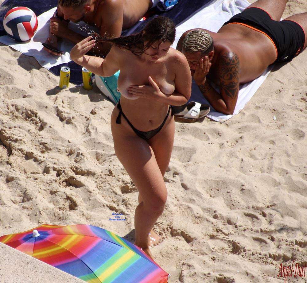 Pic #1 Hand Up! - Topless Girls, Beach, Big Tits, Brunette, Outdoors, Beach Voyeur