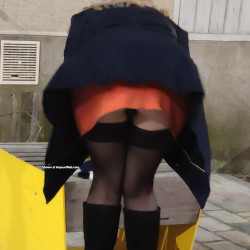 Exhib upskirt