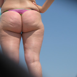 Pic #1 Big Juicy Butt MILF beach candid