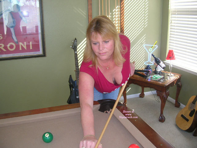 Pic #1 je Renee Playing Pool